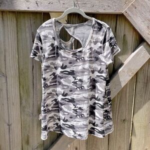 Hem & Thread Exposed Seam Grey Camo Casual Short Sleeve Tee NWT